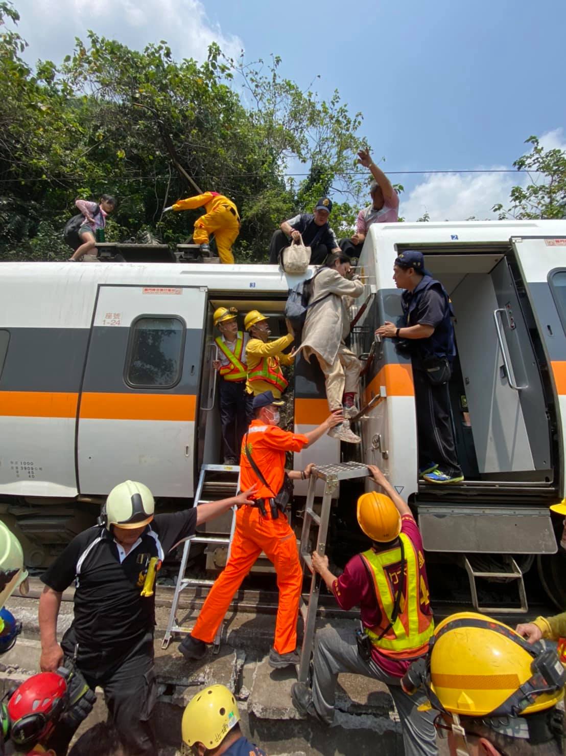 台鐵408車次遭工程車滑落撞擊出軌，引發重大傷亡。 圖：翻攝自海巡署東部分署臉書