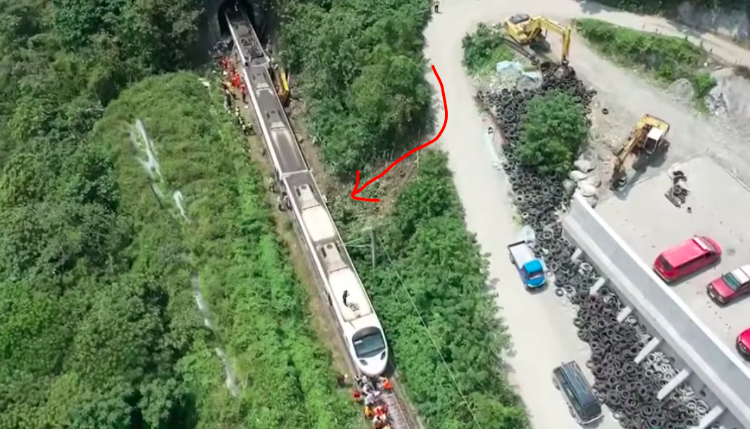 台鐵事故空拍圖可看出工程車滑落軌跡。 圖：翻攝自花蓮最速報臉書