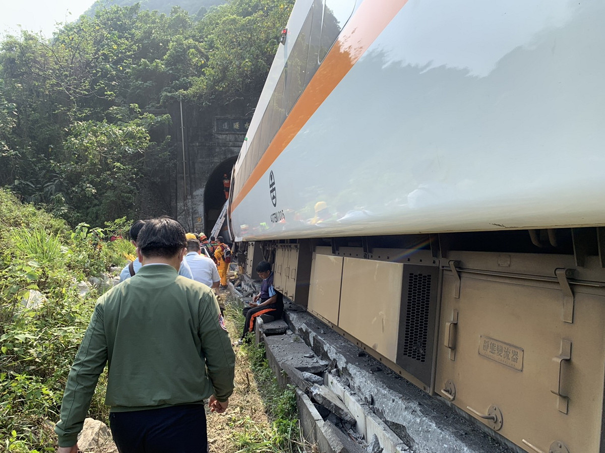交通部長林佳龍前往太魯閣事故現場。 圖：交通部／提供