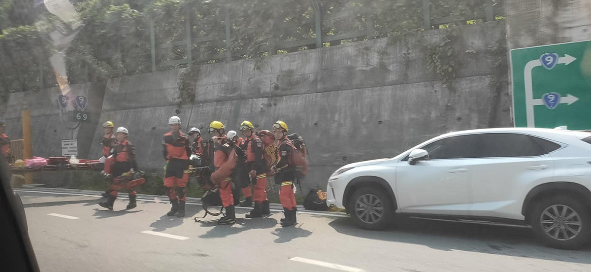 台鐵408次太魯閣號今日上午發生出軌意外，乘客傷亡慘重，引起外界關注，有途經救援路段的民眾在車上直擊醫護搜救的過程。 圖：翻攝自「爆料公社」臉書社團