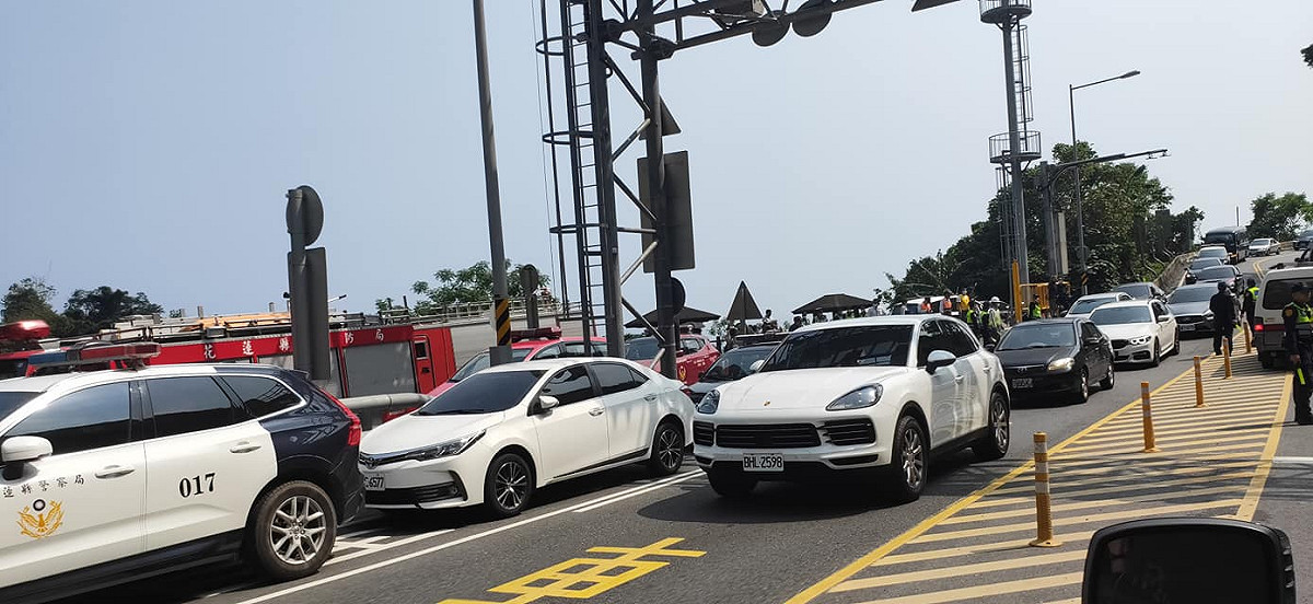 台鐵太魯閣號今日上午在花蓮與工程車擦撞發生出軌意外，民眾在網路上分享，救援路段上的即時狀況。 圖：翻攝自「爆料公社」臉書社團