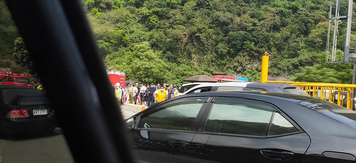 台鐵408次太魯閣號今日上午途經花蓮大清水隧道發生與工程車擦撞的意外，蘇花改路邊可見大批警消及民眾。 圖：翻攝自「爆料公社」臉書社團