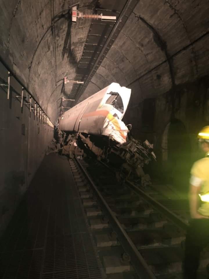 由於第7、8節車廂位於車頭，傷亡情況最嚴重。 圖：網友提供