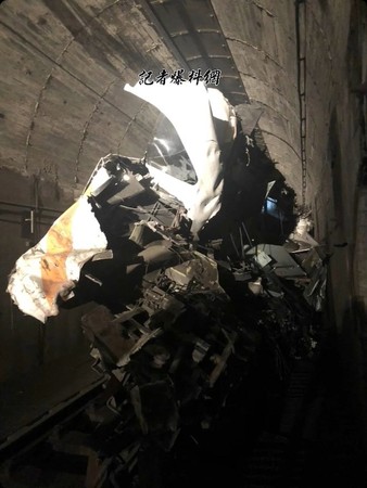 列車車頭嚴重撞擊損毀，如同廢鐵。 圖：翻攝自爆料網臉書