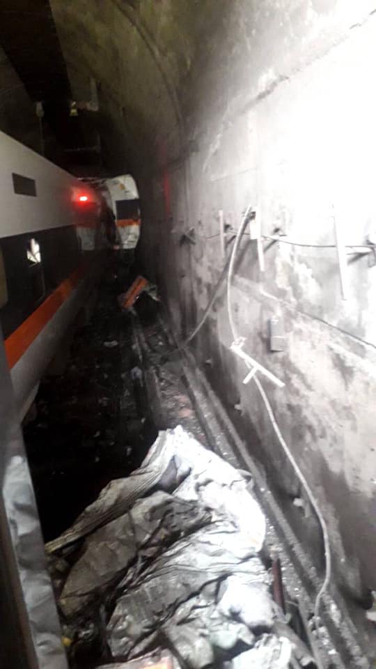 台鐵太魯閣號發生出軌意外，車廂撞擊隧道壁變形。 圖：網友提供