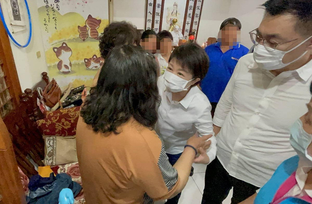 台中市長盧秀燕晚間前往慰問袁淳修的家屬。 台中市政府/提供
