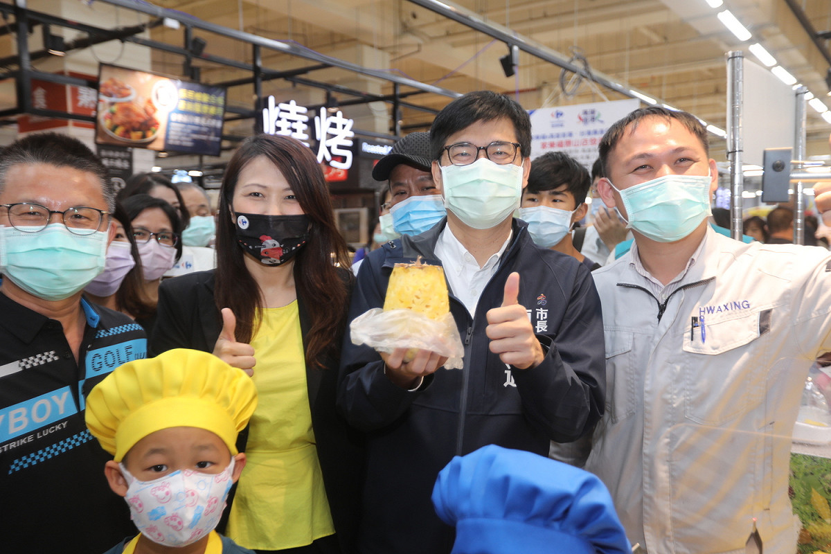 陳其邁(右二)表示高雄將提供協助給太魯閣號意外。 圖:高雄市政府/提供