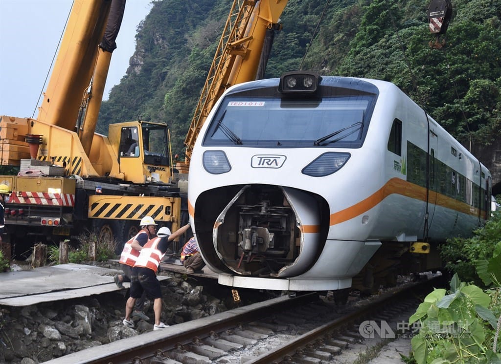 台鐵太魯閣號2日在花蓮清水隧道發生出軌事故，造成50人罹難，大型吊車3日上午抵達事故現場，將列車最後一節車廂拖離隧道口。 圖/中央社