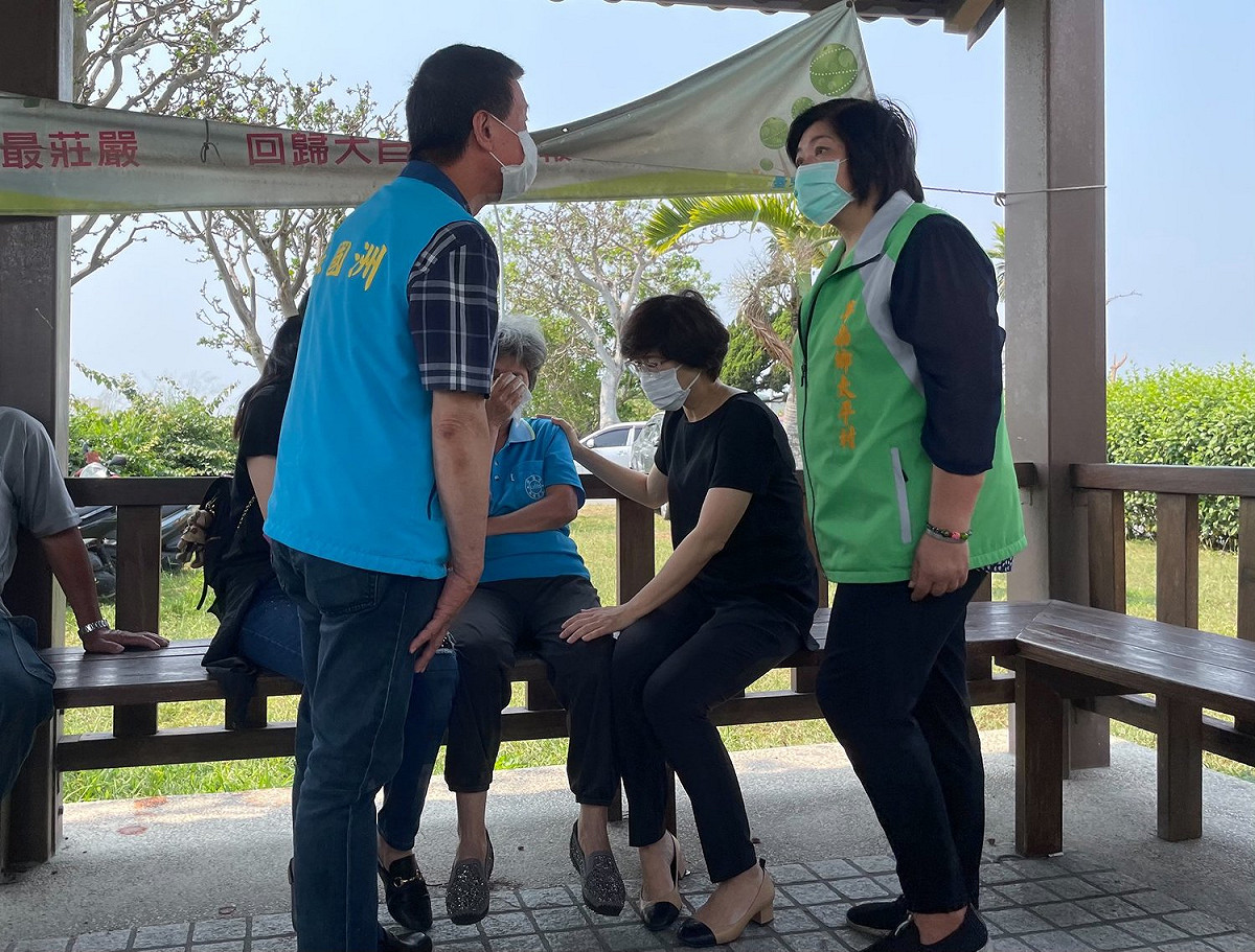 饒慶鈴指出，縣府與市公所會全力配合協助家屬處理後事，已完成冰櫃調度與電壓協調，另縣府民政、社會處同仁已赴花蓮協助下午招魂儀式，待其他罹難者遺體返回。 圖：翻攝自饒慶鈴臉書