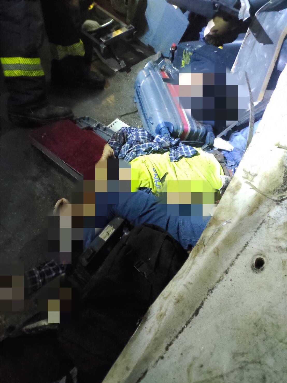 台鐵408次太魯閣號列車發生出軌，死傷慘重，車廂內外到處散落著大體和屍塊。 圖 : 紅十字會提供