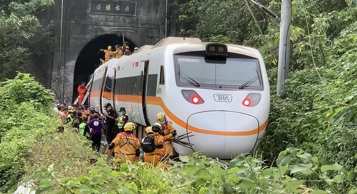 花蓮地檢署持續偵辦台鐵出軌事件。 圖 : 蘇貞昌臉書提供