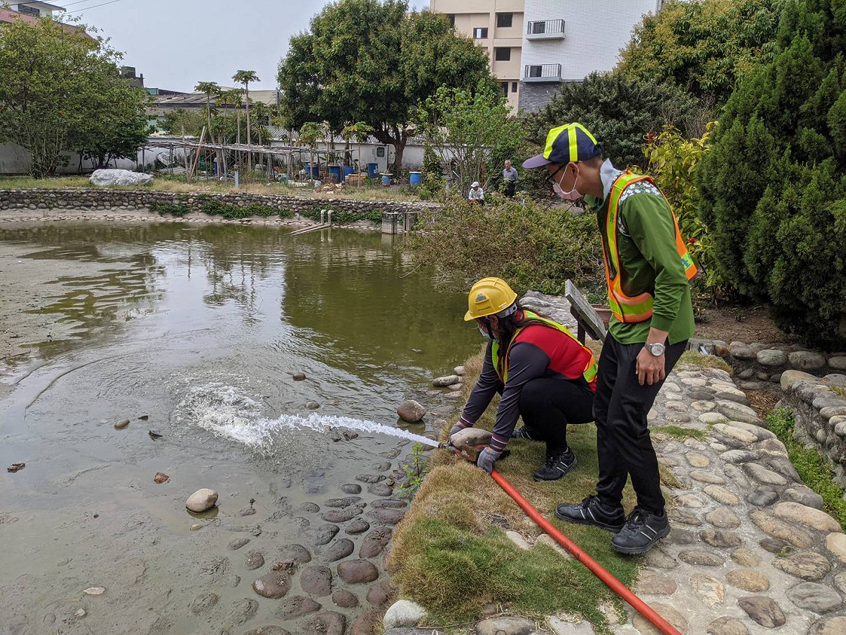 清潔隊派員取用營建工地地下水馳援補充水源。 台中市政府/提供