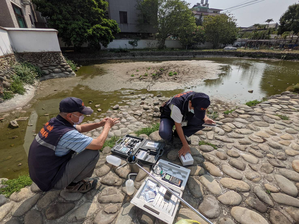 針對池內水質進行溶氧及簡易水質測定，確保水質。 台中市政府/提供