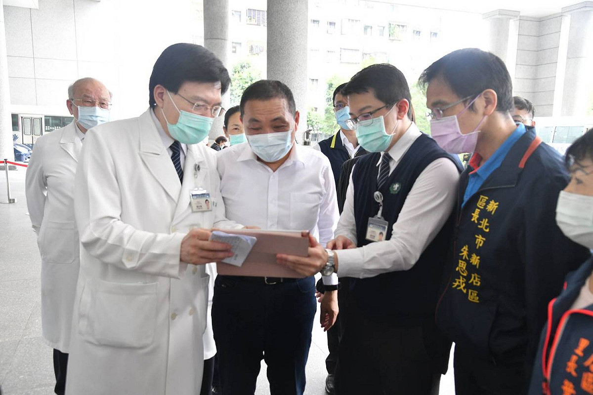 新北市長侯友宜今早前往新店慈濟醫院慰問昨日在太魯閣號事故受傷的新北市民，並了解傷者目前治療情形。 圖：新北市政府/提供