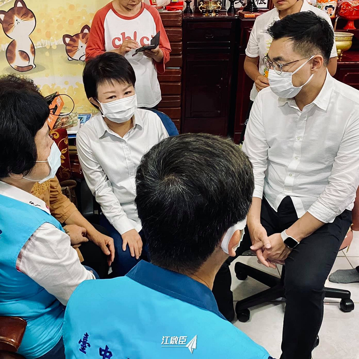 國民黨主席江啟臣昨日晚上與台中市長盧秀燕到不幸殉職的台鐵司機袁淳修豐原家中探視。 圖：翻攝自江啟臣臉書
