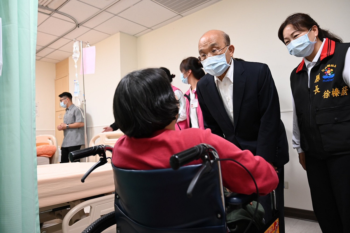 行政院長蘇貞昌2日探望太魯閣號事故傷者。 圖：翻攝蘇貞昌臉書