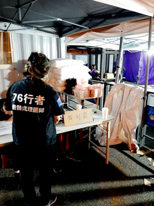 由於遺體破碎，修復師的工作被視作給予亡者最後的尊嚴，亦修補家屬們哀慟的心。 圖 : 翻攝自王薇君臉書