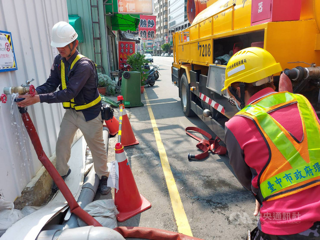 台中地區水情亮紅燈，台中市政府要求有開挖地下室的建築工地須設置水資源再利用設施，供民眾取用，各區清潔隊率先取用營建工地次級水。 圖/中央社