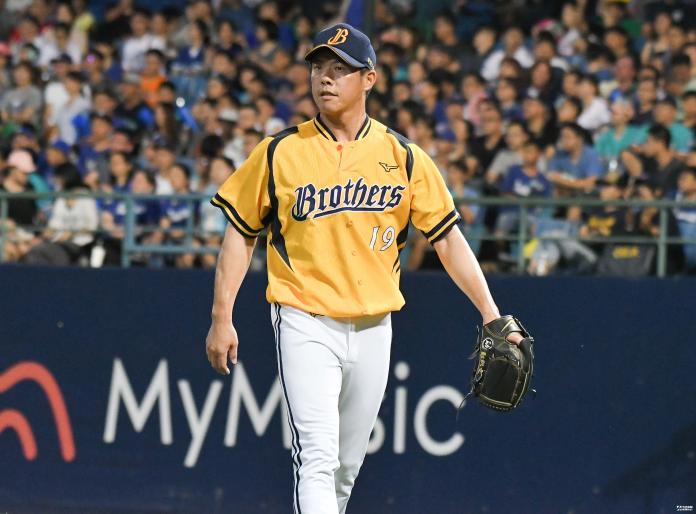 鄭凱文跨季8連勝 助兄弟攻佔榜首