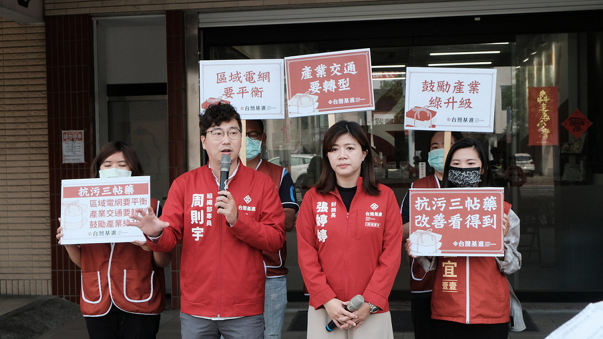 台灣基進財務長張婷婷 (右二) 與高雄黨部組織部主任周則宇 (左二)。 圖：台灣基進/提供