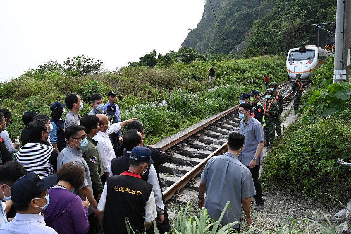 交通部表示，目前在隧道內尋獲發現肇事工程車的行車紀錄器。 圖 : 翻攝自蘇貞昌臉書