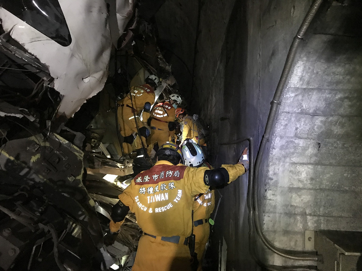 台鐵408次太魯閣號遭工程車撞擊發生出軌意外，承包工程的公司負責人李義祥也被起底有多項不良紀錄。 圖：基隆搜救隊 / 提供