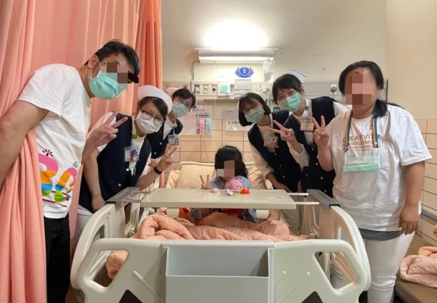 暖心的護理師為了安撫林小妹情緒，特地去大賣場買了佩佩豬送給她，讓她回程搭火車時不再害怕驚恐。 圖：花蓮慈濟醫院 / 提供
