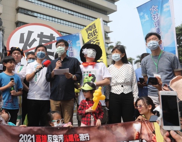 高雄市長陳其邁今（4）日在「高雄反空污抗暖化遊行」出發前現場致詞。 圖 : 高雄市政府 / 堤供