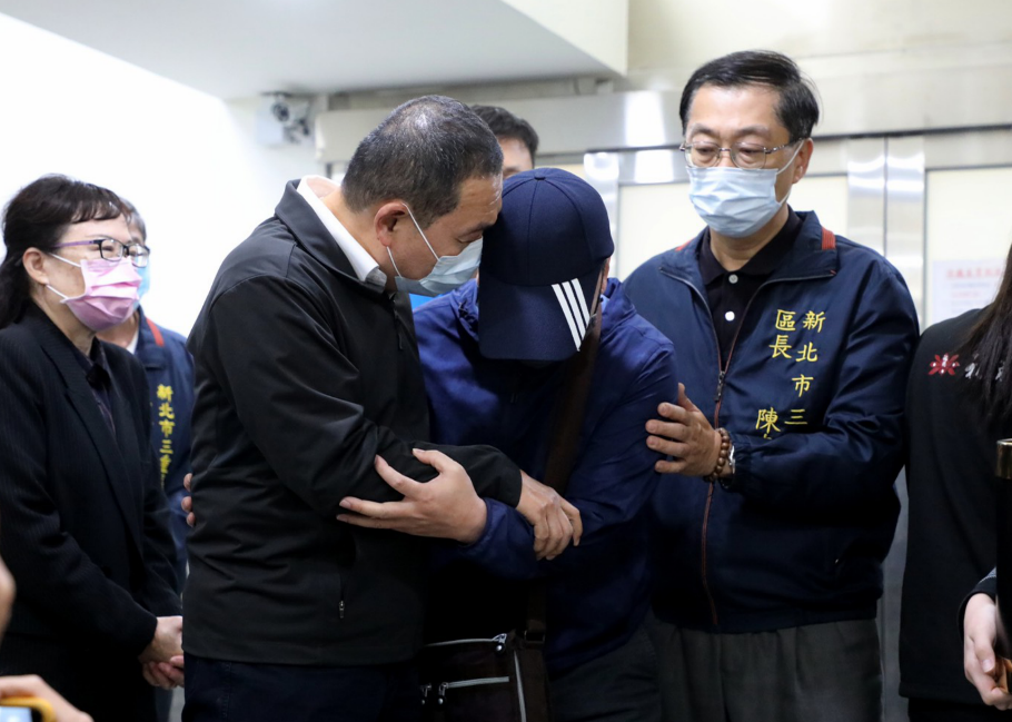 侯友宜今赴板橋殯儀館慰問出軌事故罹難者家屬。 圖 : 新北市政府/提供