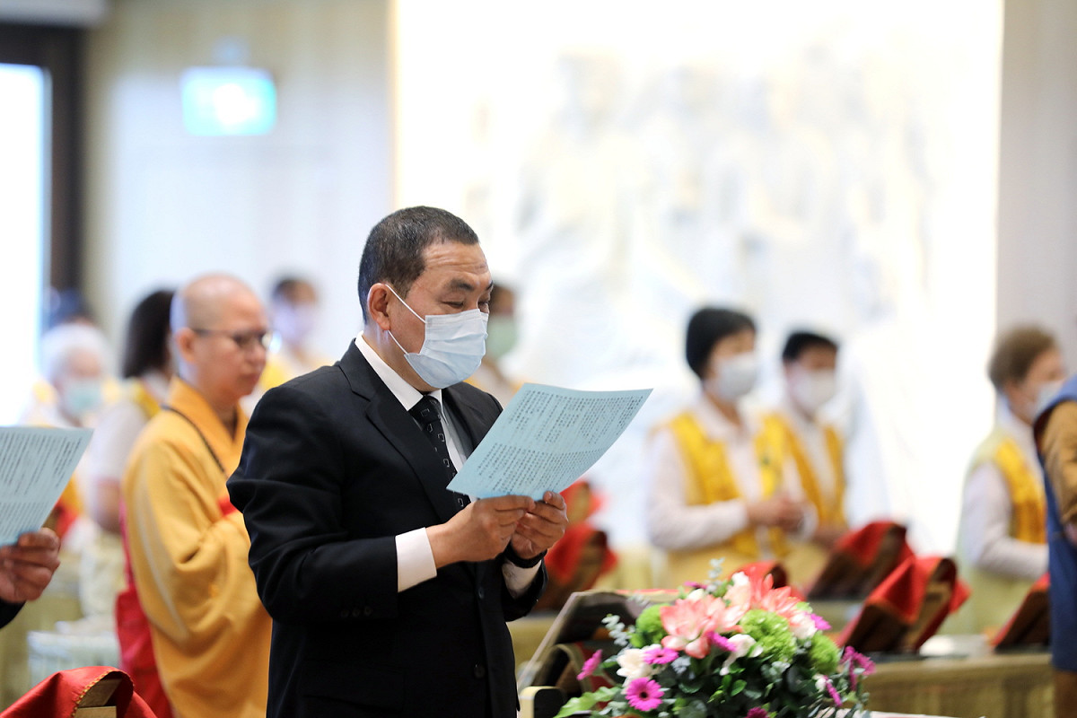 侯友宜市長赴佛光山擇善寺祈福，為罹難者持誦心經。 圖：新北市新聞局 / 提供
