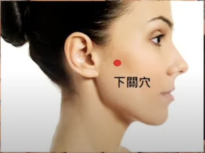 77老大分享變美的穴道按摩。 圖：翻攝Youtube/77老大