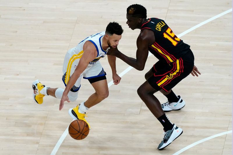 勇士一哥Stephen Curry穿著李小龍特製鞋款出賽，該款鞋日後將送拍賣，所得將用來幫助亞特蘭大槍擊案中受傷害的亞裔家庭。 圖／美聯社／達志影像