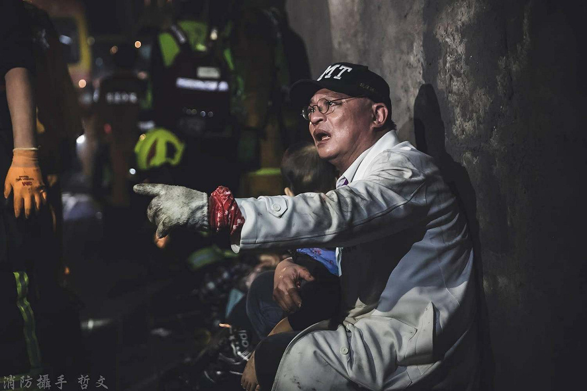 吳坤佶醫師接獲緊急支援的電話後穿著看診的白袍驅車前往台鐵408次太魯閣號事故地點，在現場待了近5小時。 圖：翻攝自花蓮慈濟醫院 臉書專頁