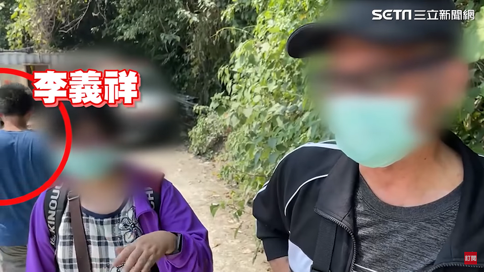 上午約10時52分左右，脫困乘客接受《三立新聞網》採訪，李義祥背對鏡頭經過。 圖：翻攝自三立新聞網Youtube