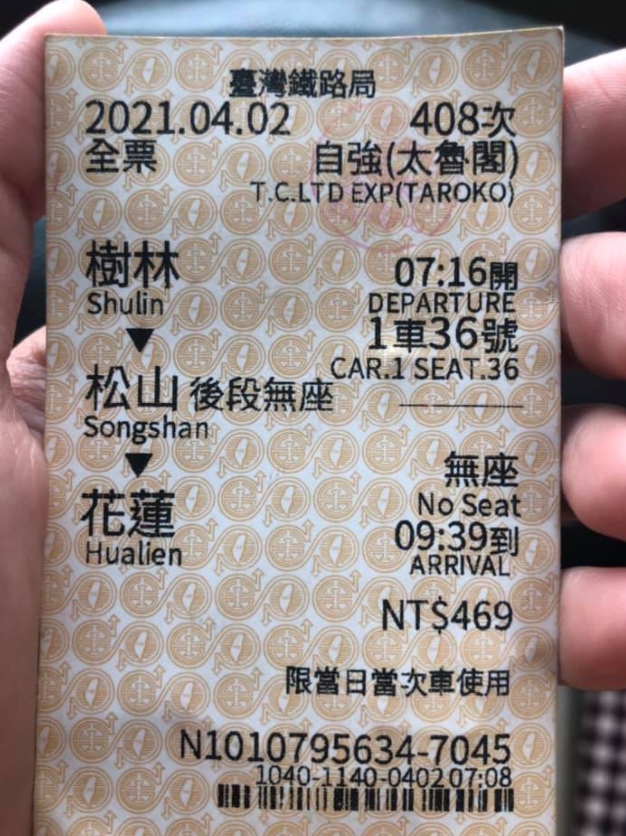 遭網友質疑是工人的男子家屬PO出照片澄清。 圖 : 翻攝自家屬臉書