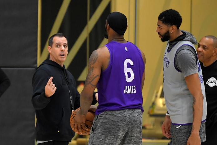 湖人主帥Frank Vogel(左起)不擔心兩主將「詹皇」LeBron James、「一眉哥」Anthony Davis缺陣，戰績下滑問題。 圖／美聯社／達志影像