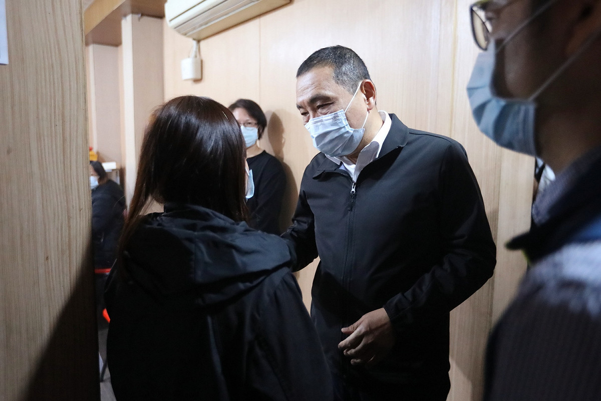 新北市長侯友宜慰問台鐵太魯閣號出軌事故罹難者家屬。(資料照) 圖：新北市新聞局/提供