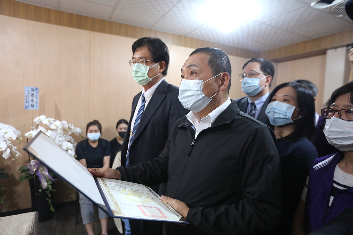 新北市長侯友宜慰問台鐵太魯閣號出軌事故罹難者輔大曾姓女大生家屬，並宣讀畢業證書完成心願。 圖：新北市新聞局提供
