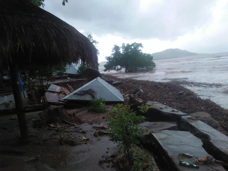 因熱帶氣旋帶來強大的暴雨，印尼當地災情不斷，有1,962棟房子被淹沒在洪水當中。 圖：翻攝自Badan Nasional Penanggulangan Bencana臉書
