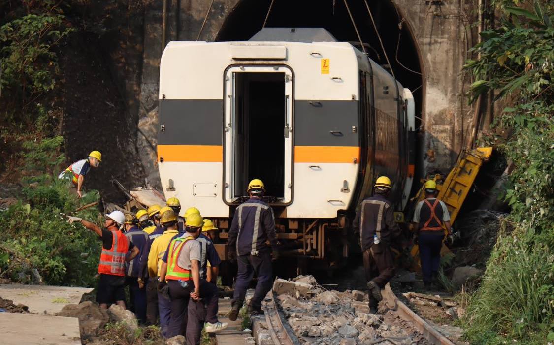 太魯閣號出軌》4車倖存者沉重告白：空氣中瀰漫著電路板的焦味