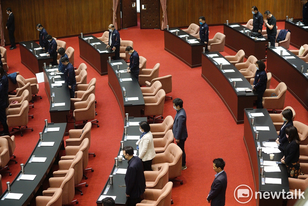 朝野立委上午在立院議場為台鐵太魯閣號事故罹難的乘客默哀。 圖：張良一/攝