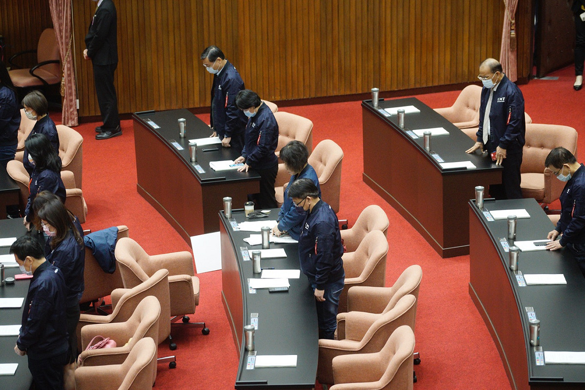 朝野立委上午在立院議場為台鐵太魯閣號事故罹難的乘客默哀。 圖：張良一/攝