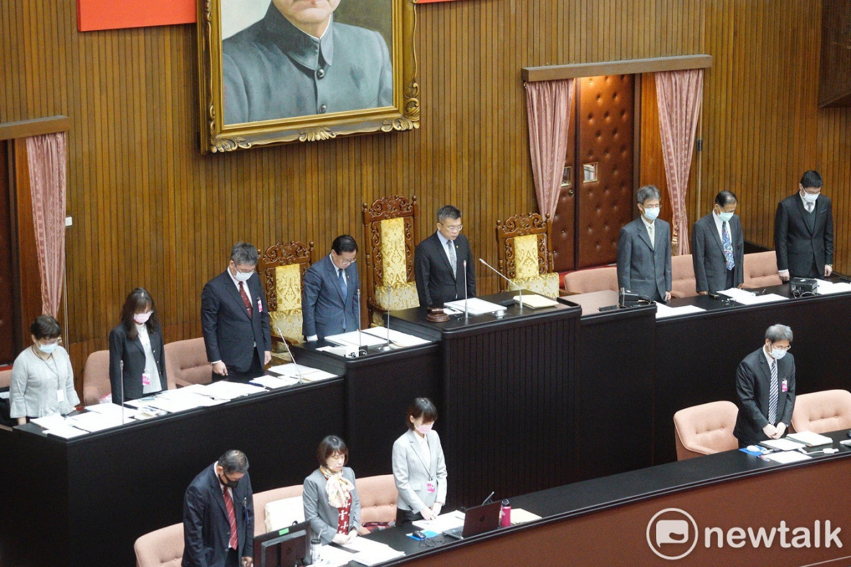 立法院副院長蔡其昌和朝野立委上午在立院議場為台鐵太魯閣號事故罹難的乘客默哀。 圖：張良一/攝