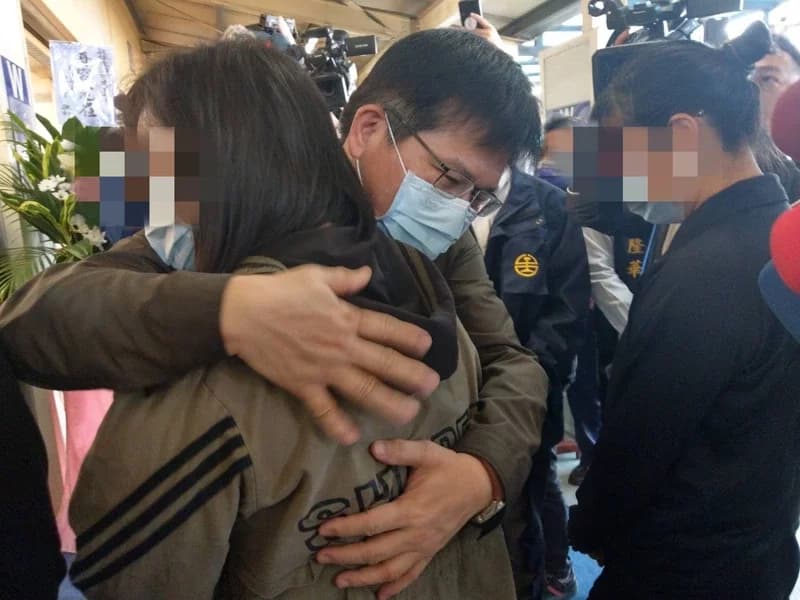 交通部長林佳龍今日前往殉職司機靈堂上香。 圖：交通部／提供