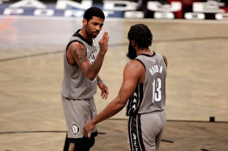 籃網球星James Harden(右)出賽不到5分鐘因傷退出，Kyrie Irving讀砍40分幫助球隊險勝尼克。 圖／美聯社／達志影像