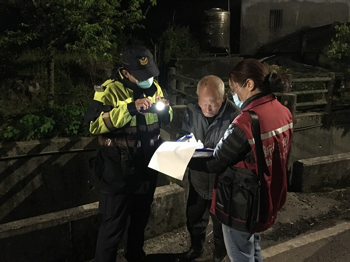 動保處防疫人員連夜進行訪視11間豬場。 圖：新北市動保處提供