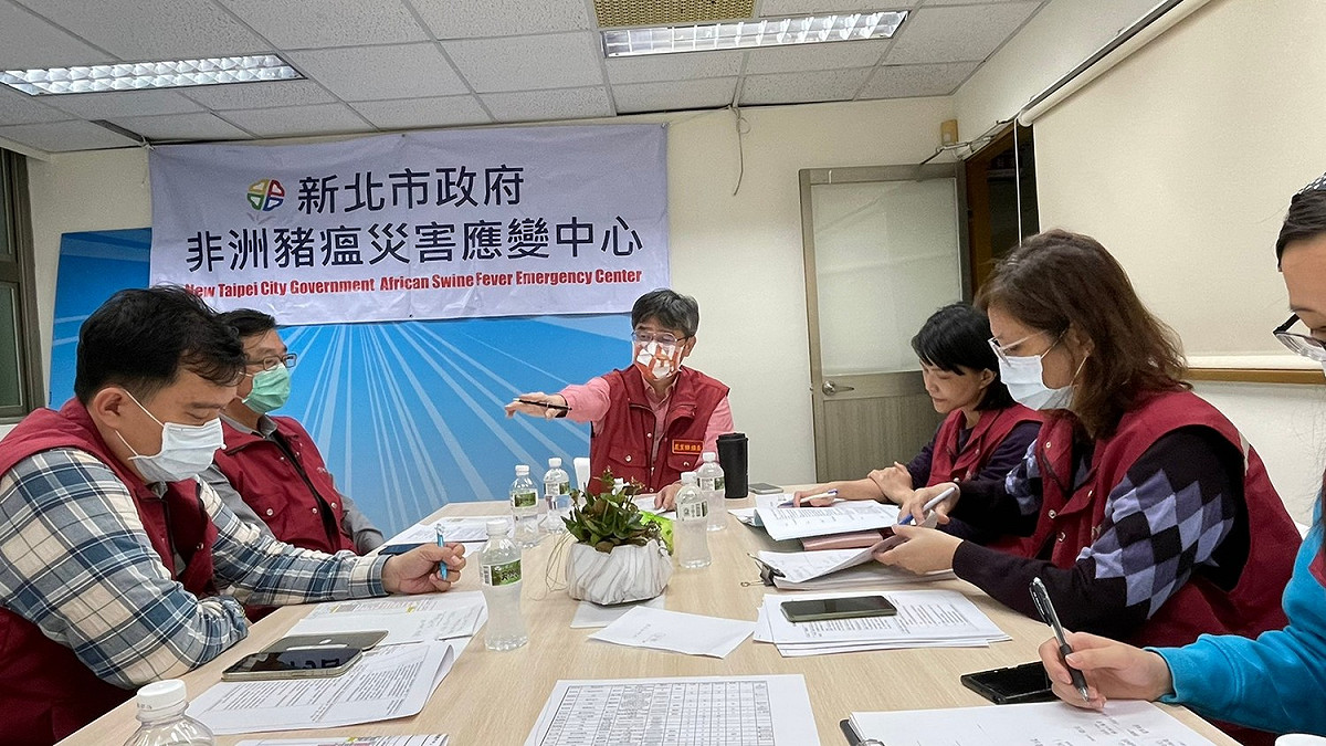 新北市政府農業局晚間立即啟動非洲豬瘟確診應變中心，局長李玟（中）主持會議。 圖：新北市動保處提供