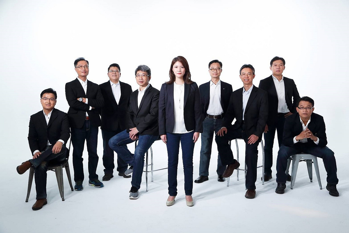 林筱淇與清一色是男性的局內主管合照，被議員譏「宛如女王」。  台中市觀旅局/提供