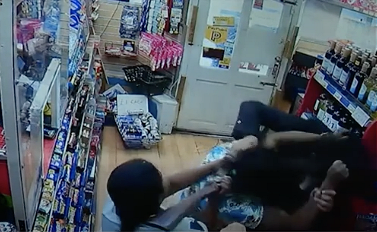 英國一間位在赫爾市（Hull）的便利商店，遭兩名14歲男子手持武器搶劫，機智女店主傑耶特萬出手制伏，救了哥哥一命。 圖：翻攝自24 TV PROD Youtube頻道