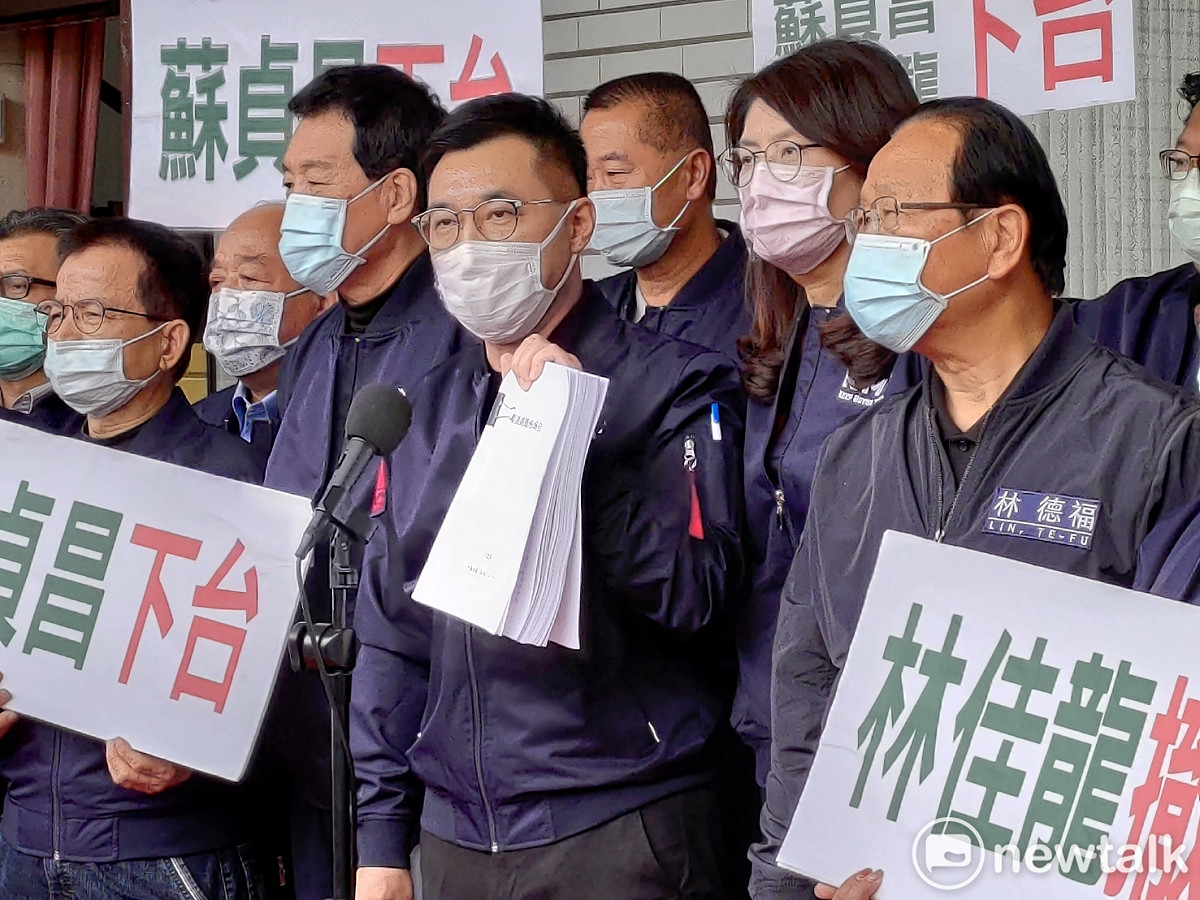 國民黨主席江啟臣拿出台鐵總體檢報告，質疑行政院長蘇貞昌未何在收到後遲未核定。 圖：黃建豪/攝